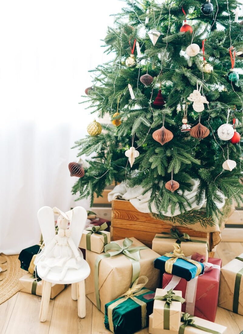 10 Beautiful Minimalist Ways to Decorate your Christmas Tree