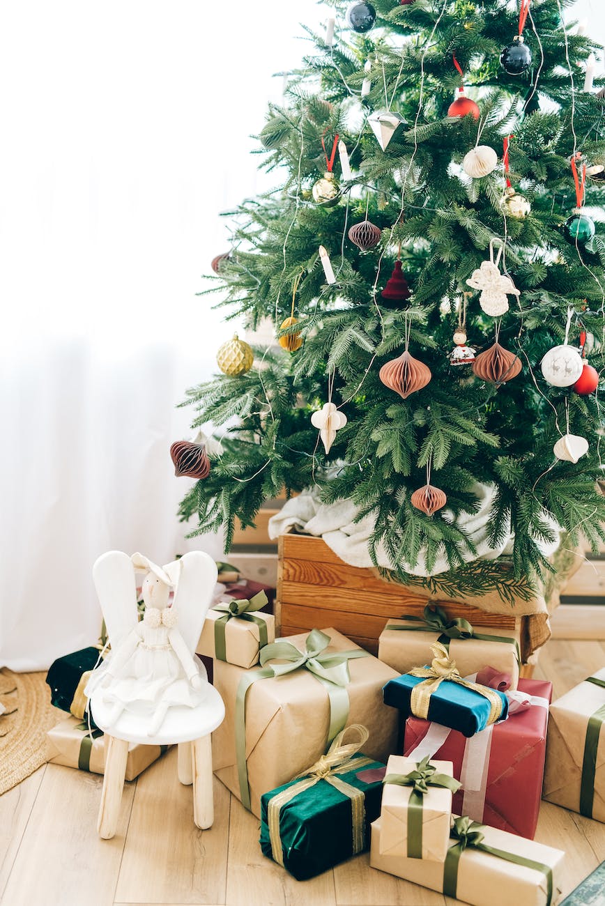 10 Beautiful Minimalist Ways to Decorate your Christmas Tree