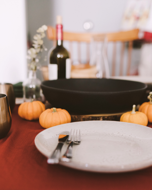 minimalist thanksgiving table setting