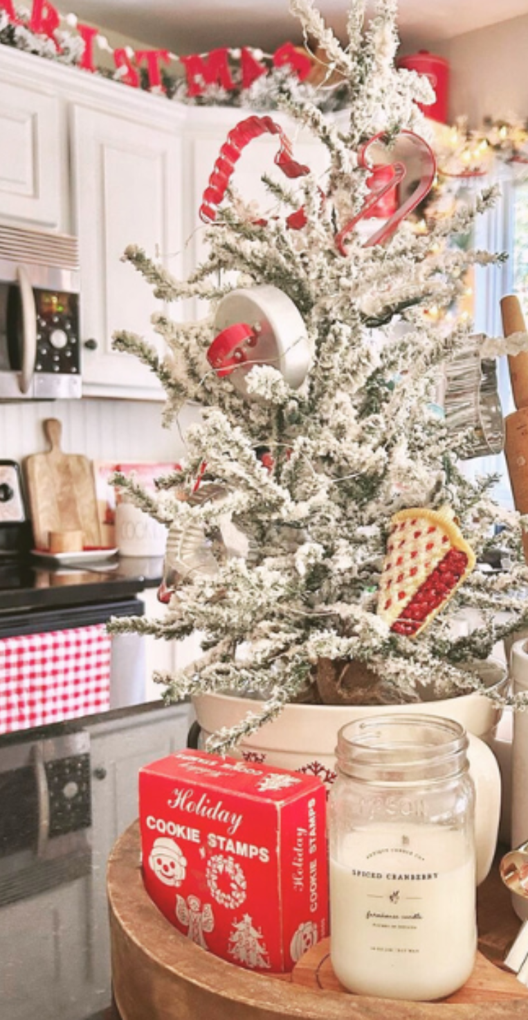 12 Beautiful Christmas Decor Ideas for Your Kitchen Island