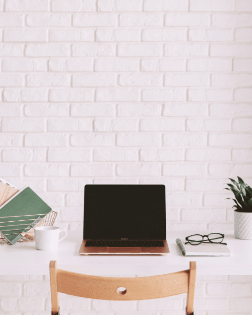 white desk aesthetic